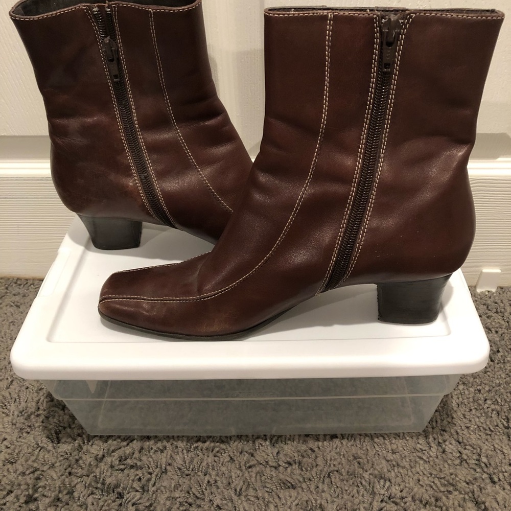 Anne Klein Flex Booties in Brown, Size 7 1/2. Gently Worn
